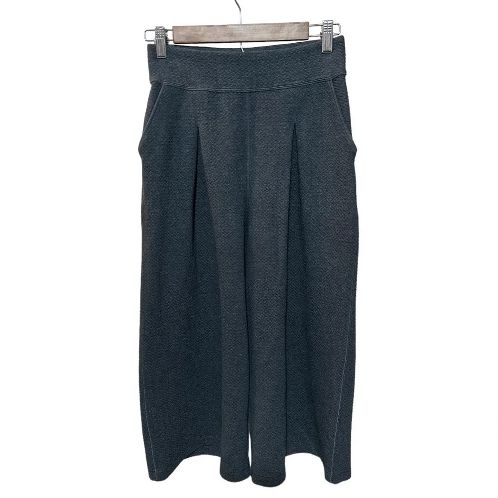EUC - Lululemon - Can you feel the pleat pants - size 4 - dark charcoal color